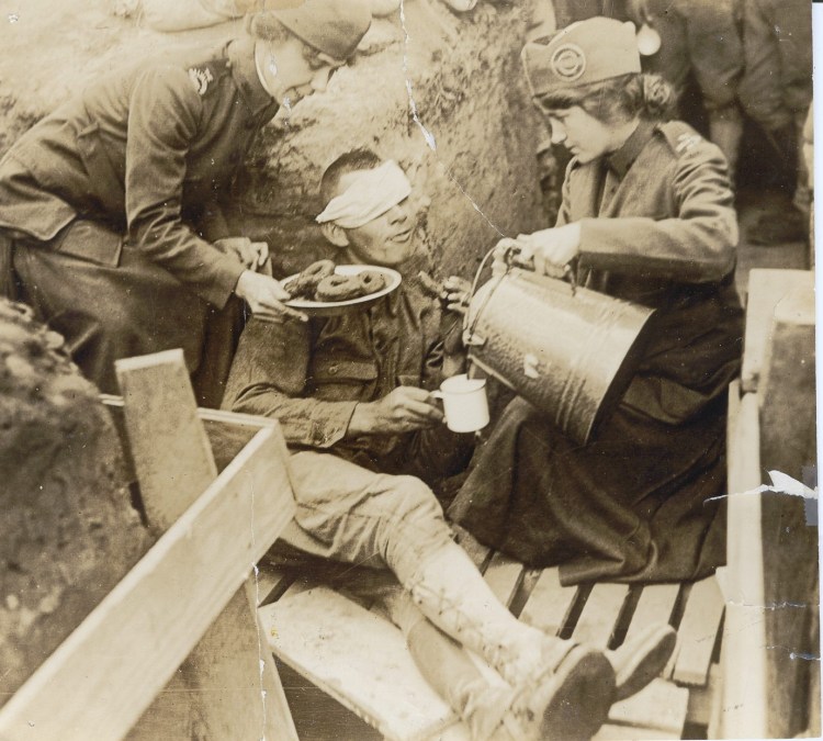 ww-1-wounded-soldier-and-doughnut-girls
